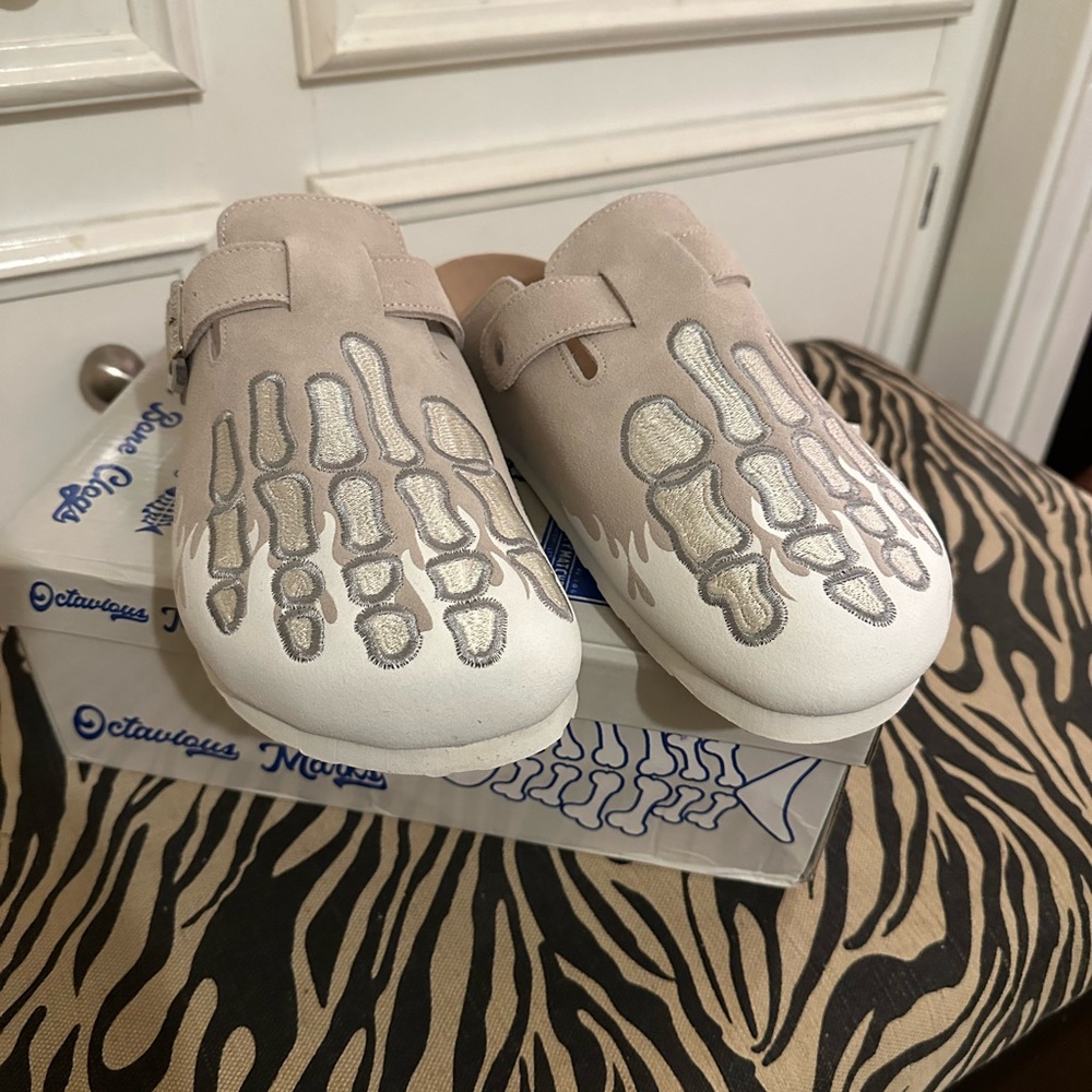 SOLD- OCTAVIOUS MARKS UNISEX FISHBONE CLOGS. MENS SIZE 7/8. WOMEN'S SIZE 9/10.